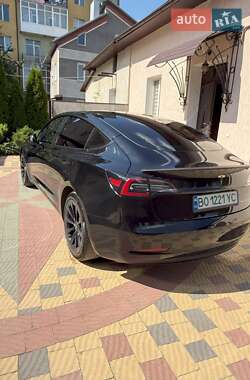 Седан Tesla Model 3 2022 в 
