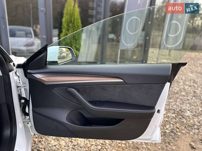 Седан Tesla Model 3 2022 в Львове