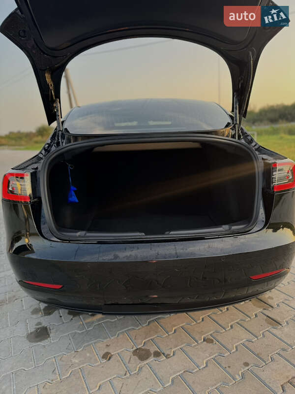 Седан Tesla Model 3 2020 в Львові