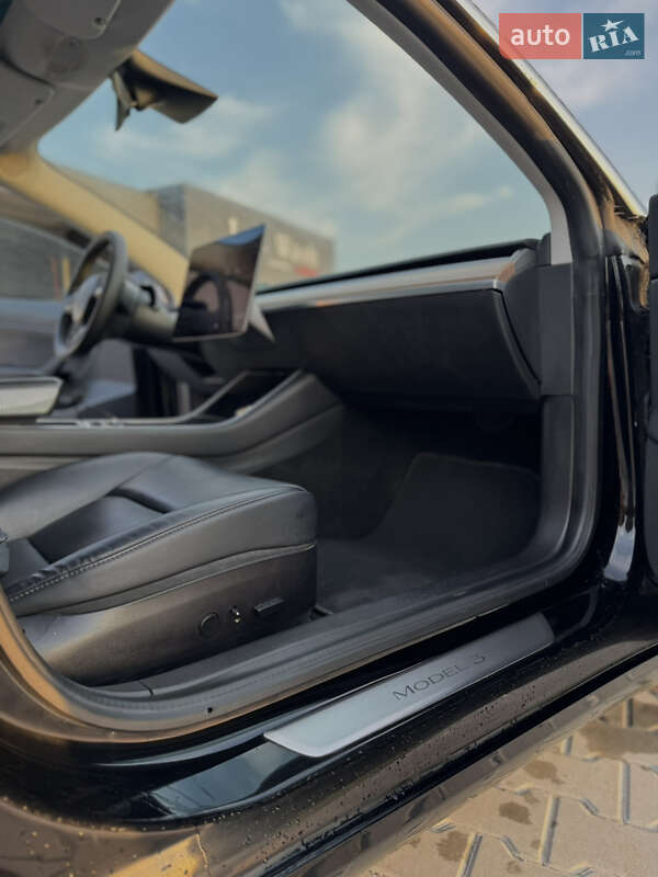 Седан Tesla Model 3 2020 в Львове