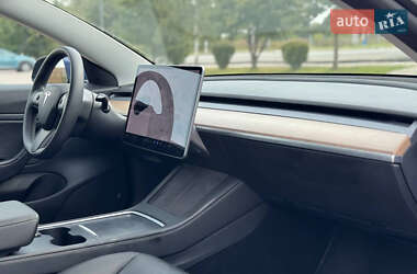 Седан Tesla Model 3 2021 в 