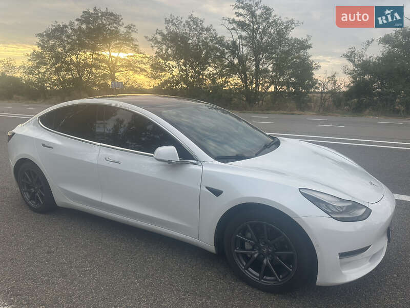 Седан Tesla Model 3 2018 в Николаеве