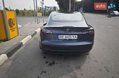 Седан Tesla Model 3 2021 в 