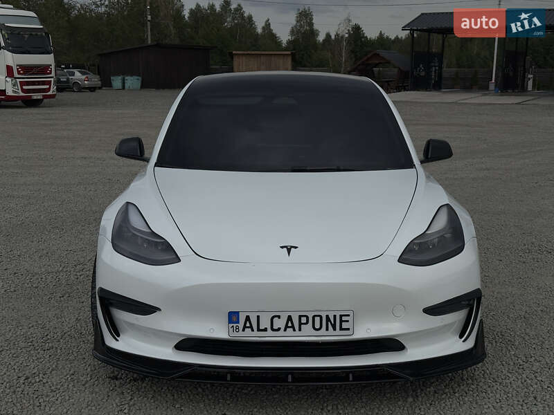 Седан Tesla Model 3 2022 в 
