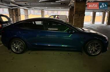 Седан Tesla Model 3 2022 в 
