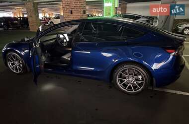 Седан Tesla Model 3 2022 в 