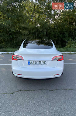 Седан Tesla Model 3 2022 в 