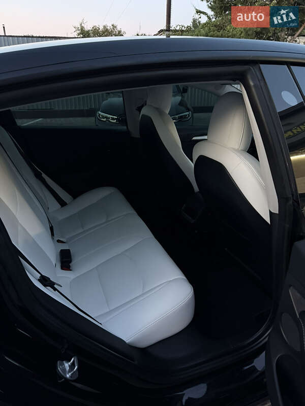 Седан Tesla Model 3 2021 в Луцке