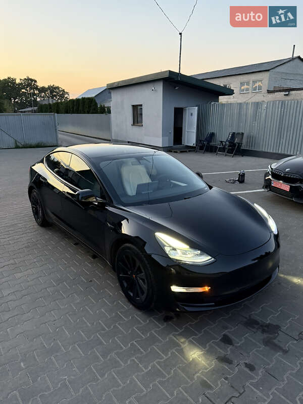 Седан Tesla Model 3 2021 в Луцке