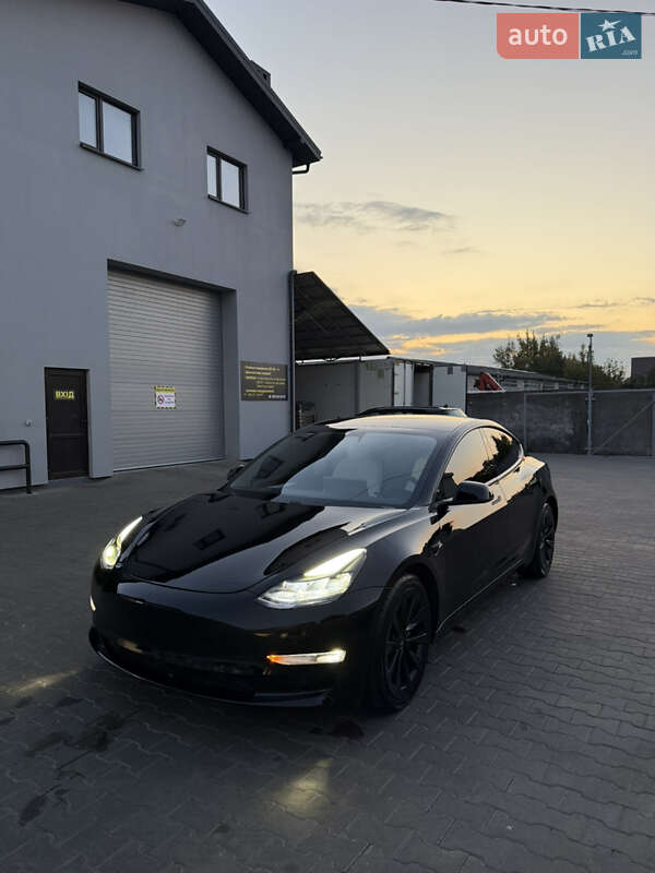 Седан Tesla Model 3 2021 в Луцке