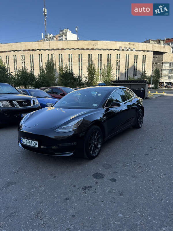 Седан Tesla Model 3 2019 в Киеве