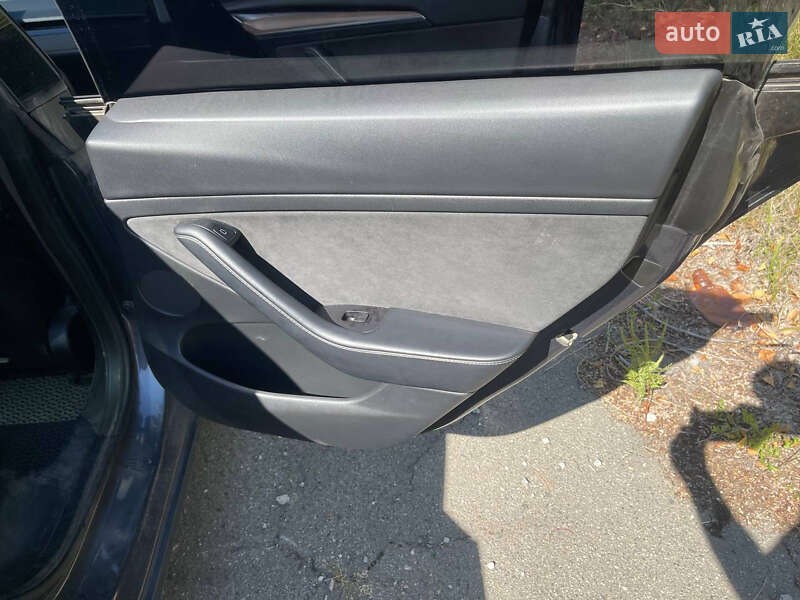 Седан Tesla Model 3 2022 в Кам'янському