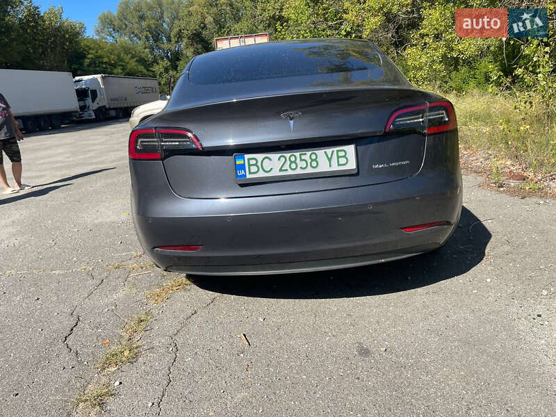 Седан Tesla Model 3 2022 в Кам'янському