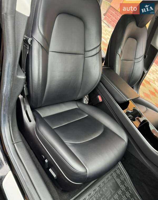 Седан Tesla Model 3 2018 в Рівному