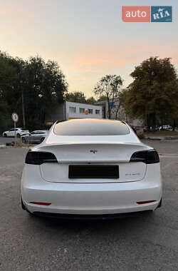 Седан Tesla Model 3 2022 в 