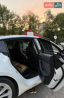Седан Tesla Model 3 2022 в 