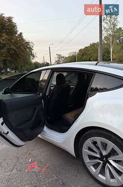 Седан Tesla Model 3 2022 в 