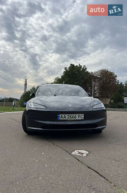 Седан Tesla Model 3 2024 в 