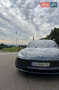 Седан Tesla Model 3 2024 в 