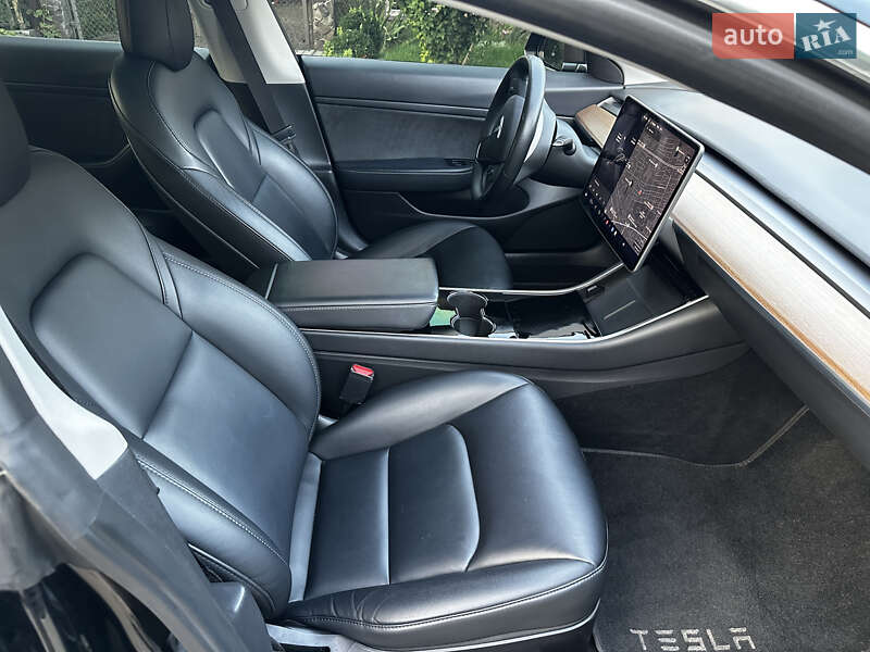 Седан Tesla Model 3 2020 в Львові