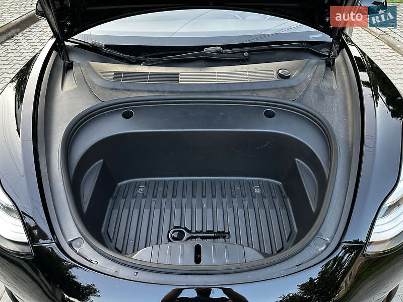 Седан Tesla Model 3 2020 в Львові