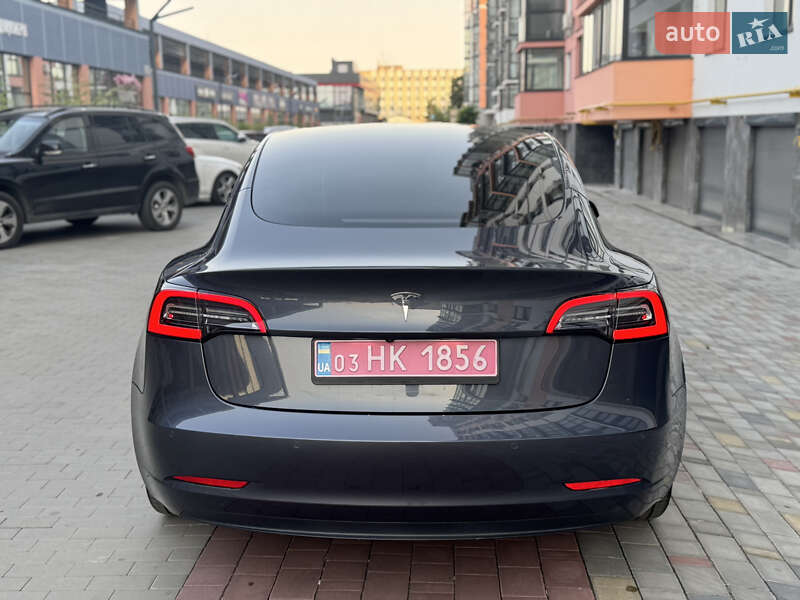 Седан Tesla Model 3 2021 в Володимирі