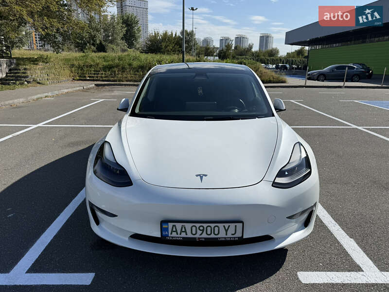 Седан Tesla Model 3 2021 в Киеве