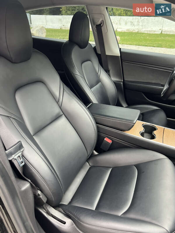 Седан Tesla Model 3 2019 в Луцке