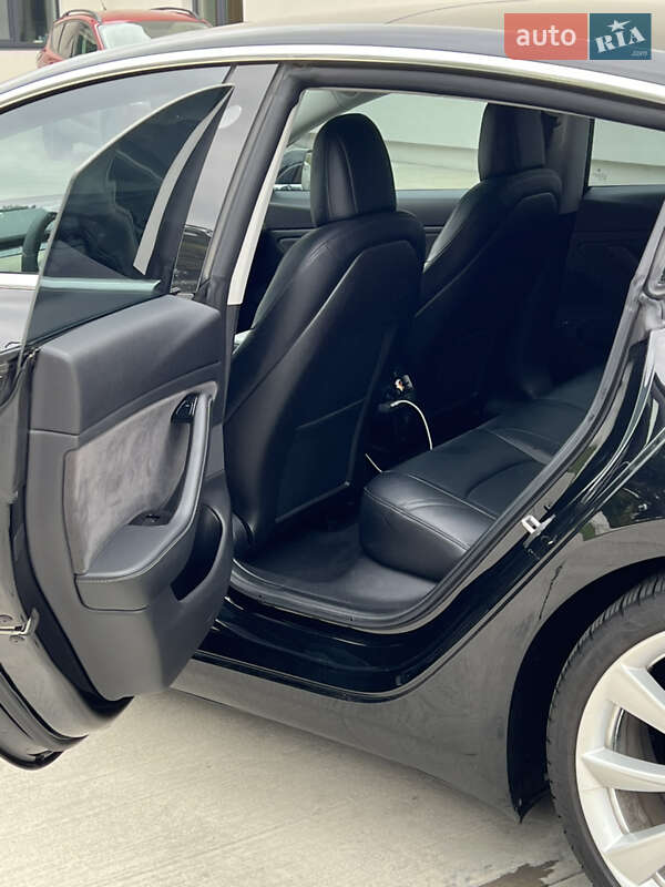 Седан Tesla Model 3 2019 в Луцке