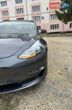 Седан Tesla Model 3 2022 в 