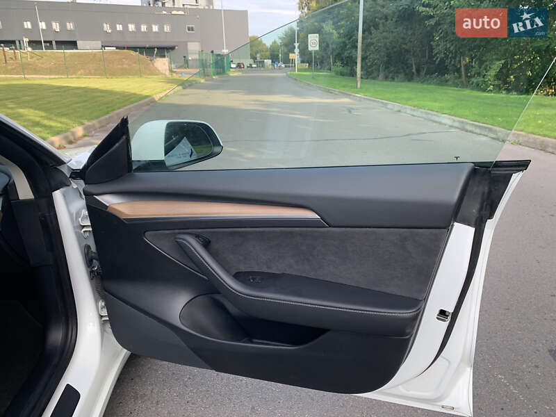Седан Tesla Model 3 2021 в Києві