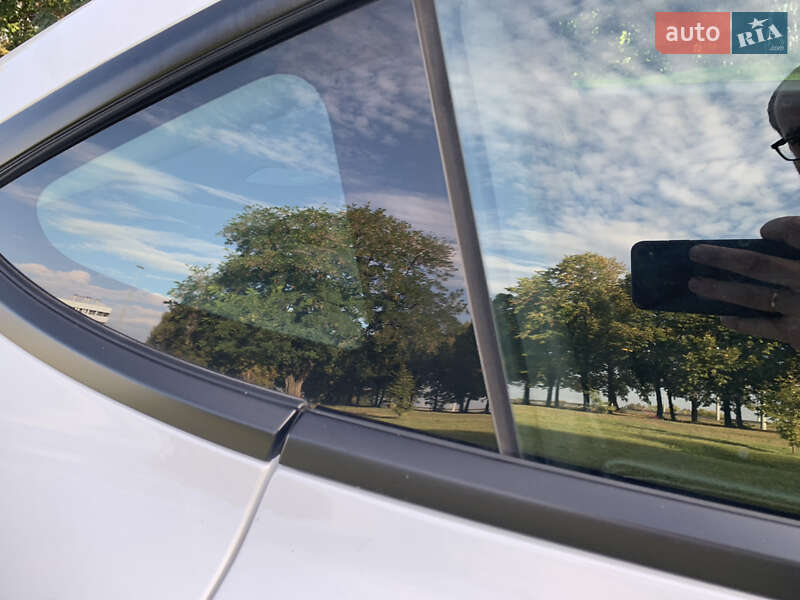 Седан Tesla Model 3 2021 в Києві