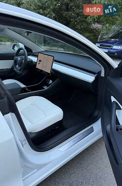 Седан Tesla Model 3 2020 в 