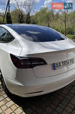 Седан Tesla Model 3 2022 в 