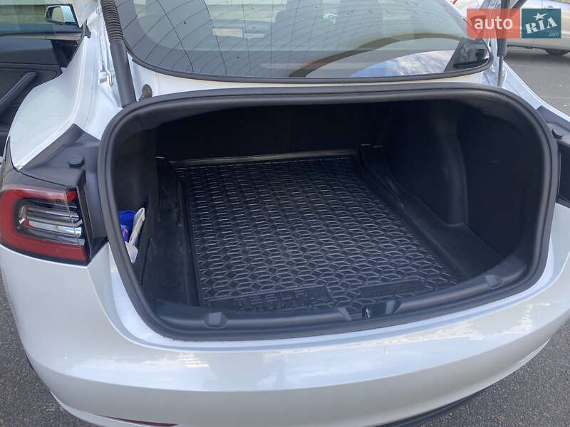 Седан Tesla Model 3 2023 в Броварах