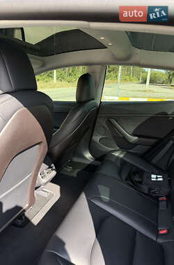Седан Tesla Model 3 2021 в 