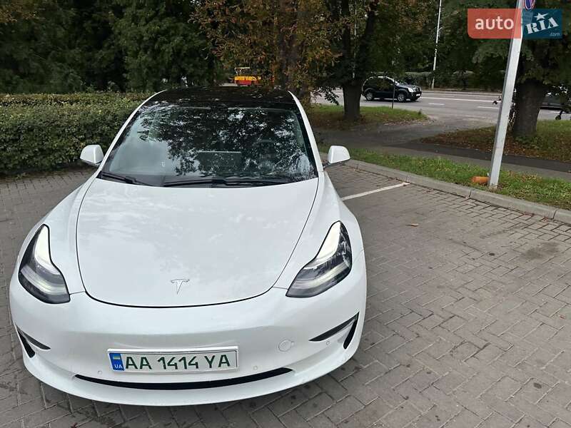 Седан Tesla Model 3 2019 в Львові