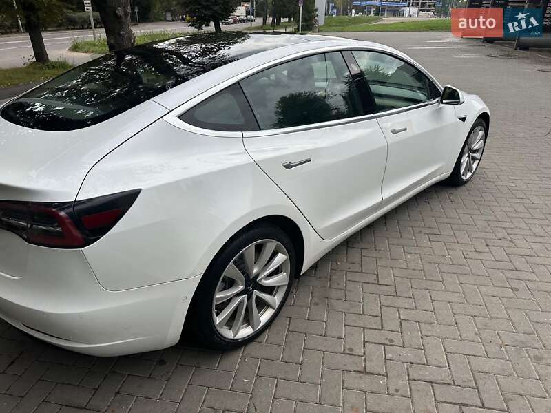 Седан Tesla Model 3 2019 в Львові