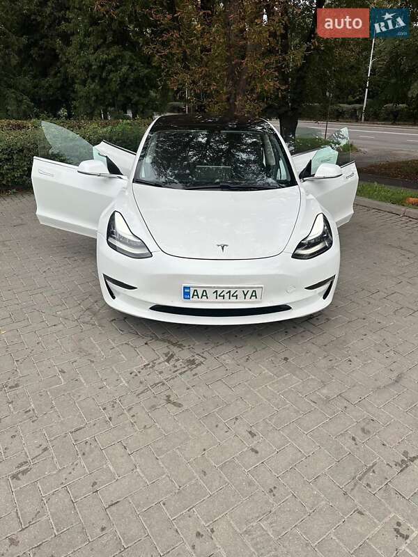 Седан Tesla Model 3 2019 в Львові