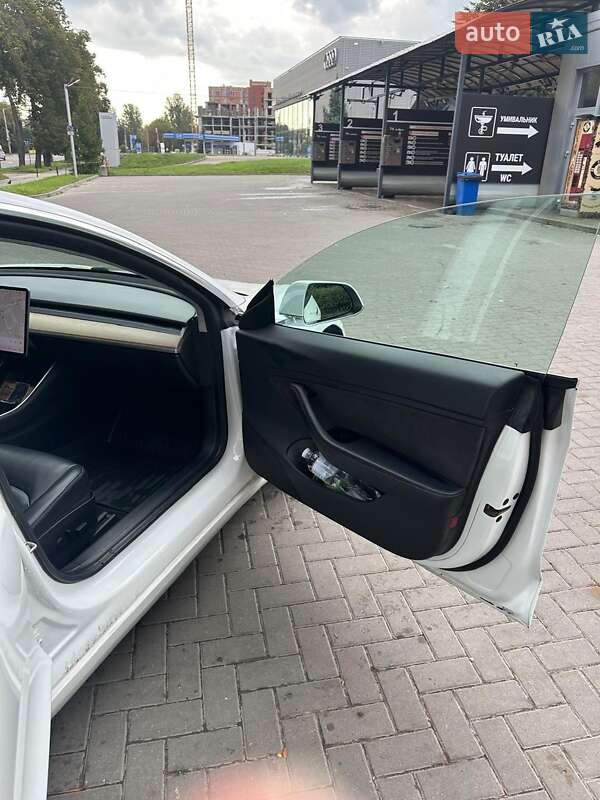 Седан Tesla Model 3 2019 в Львові