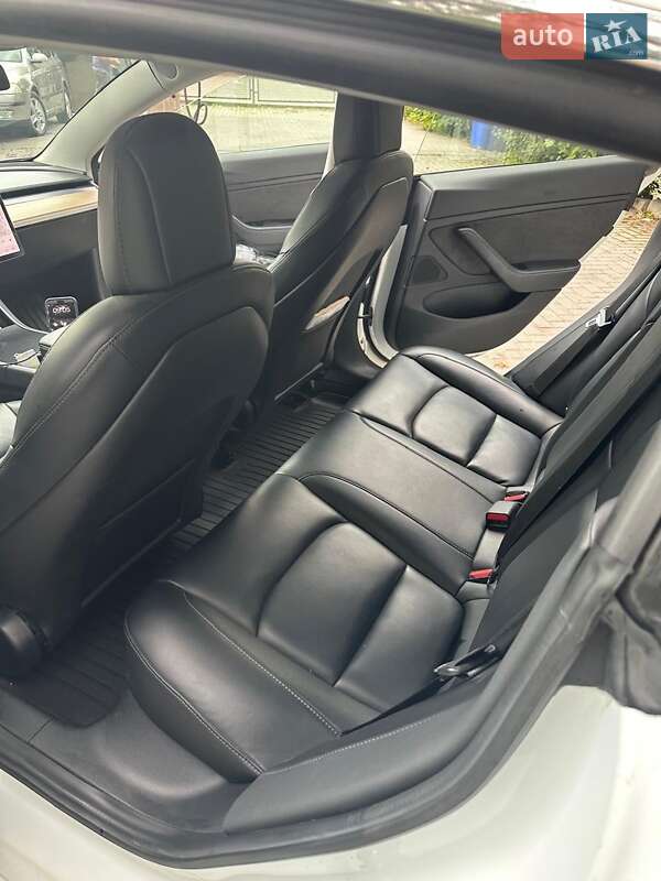 Седан Tesla Model 3 2019 в Львові