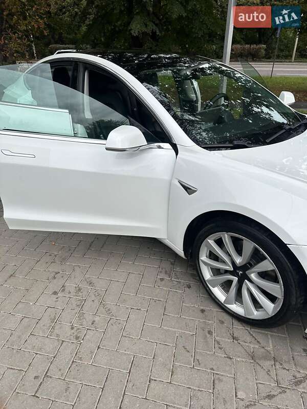 Седан Tesla Model 3 2019 в Львові