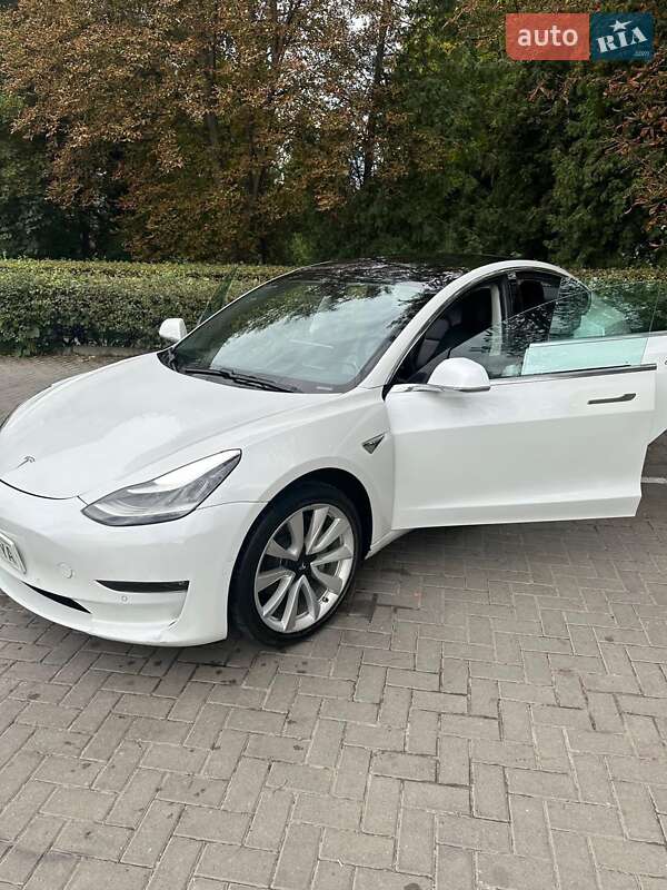 Седан Tesla Model 3 2019 в Львові