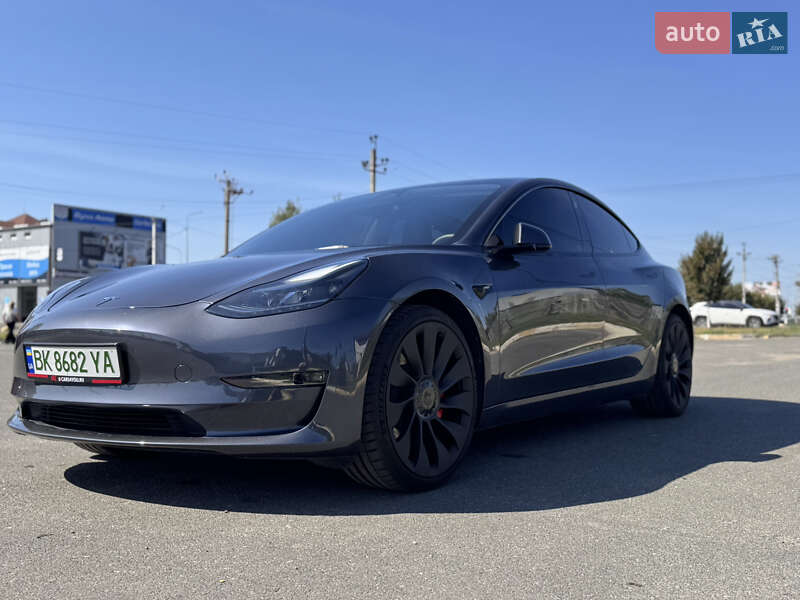 Седан Tesla Model 3 2023 в Буче