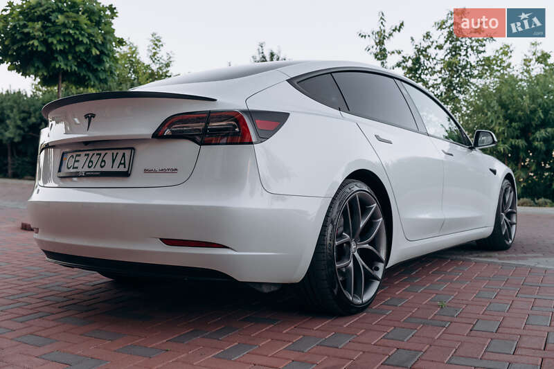 Седан Tesla Model 3 2023 в Чернівцях