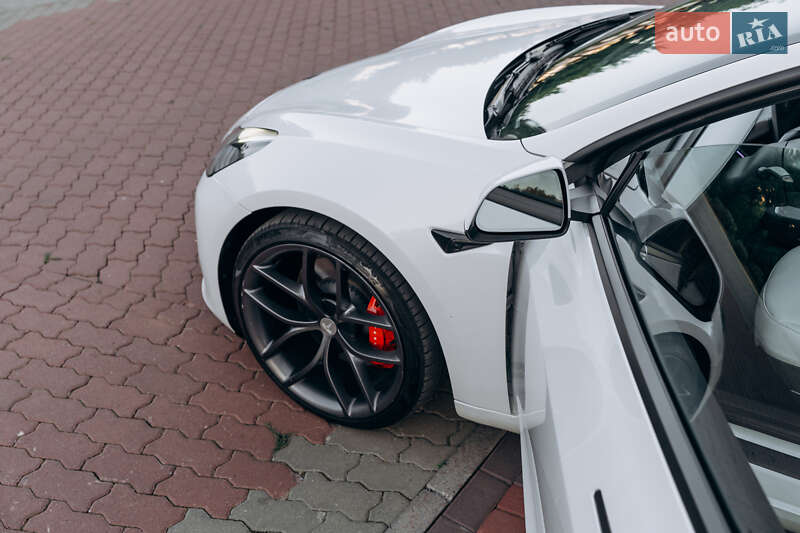 Седан Tesla Model 3 2023 в Чернівцях