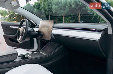 Седан Tesla Model 3 2023 в 