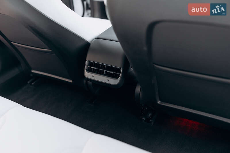 Седан Tesla Model 3 2023 в Чернівцях