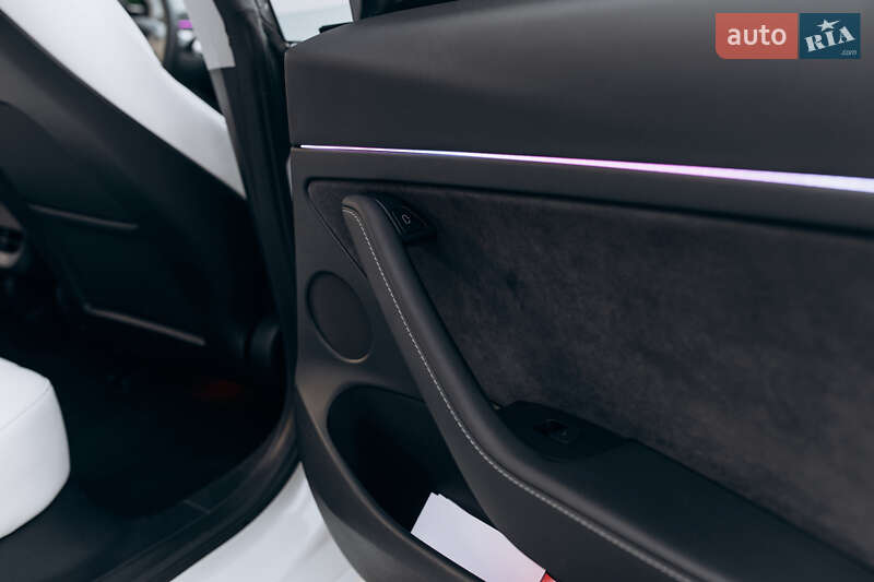 Седан Tesla Model 3 2023 в Чернівцях