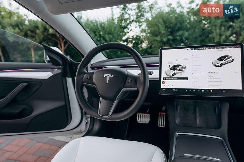 Седан Tesla Model 3 2023 в Чернівцях